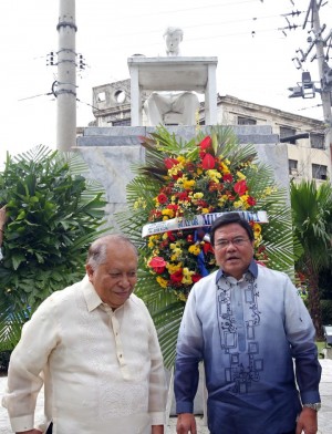 Man of the day. Cebu City Vice Mayor Edgardo Labella (right) and Cordova Mayor Adelino Sitoy offer flowers at  the monument of Dr. Jose Rizal at Plaza Sugbo. (CDN PHOTO/ JUNJIE MENDOZA)