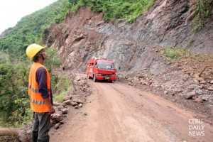 DANGER ZONE. A worker monitors rockfall in the Manipis road.  CDN PHOTO/ TONEE DESPOJO