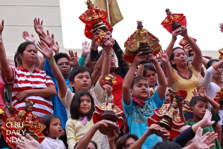 ACT OF FAITH.  Adults and children  wave their images of the Sto Niño while singing  “Bato Balani sa Gugma” in honor of the Child Jesus during the first novena mass for the Sto. Niño in the  pilgrim center  of the basilica in Cebu CIty on  Jan. 6, 2011.  Will mass goers at Luneta show the same fervor next month? (CDN FILE PHOTO)
