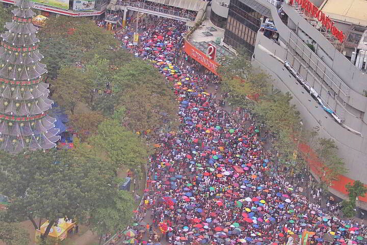 Sinulog crowd at Fuente Osmeña Circle. (CDN FILE PHOTO)