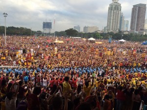 The dense crowd of devotees awaiting the procession of the Black Nazarene. (MARC CAYABYAB/INQUIRER.NET)