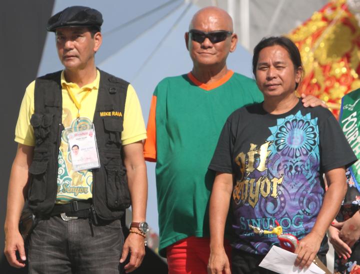 Basak San Nicolas barangay chairman George Rama (center with sunglasses) and his cousin, Cebu City Mayor Michael Rama (left) with Lumad Basakanon choreographer Dennis Navarro during the awarding rites at the Sinulog 2013. (CDN FILE PHOTO)