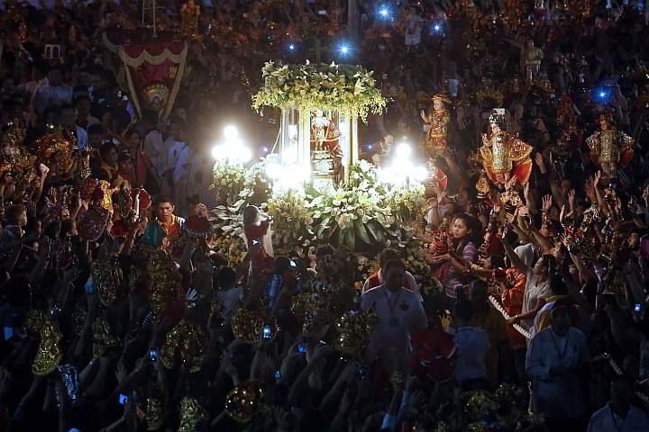 Thousands of devotees woke up early in the morning to join the annual Walk with Jesus. The procession marks the first of the many religious activities for the feast of the Child Jesus. (CDN PHOTO/ JUNJIE MENDOZA)