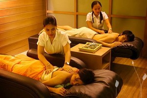 Therapists massage their clients in a spa. (bodyandsole.ph)