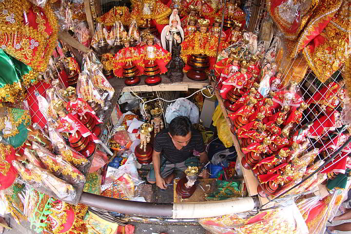 Aside from the food and accommodations sectors, the local retail sector benefits from the Sinulog crowd like this stall selling Sto. Niño images in Cebu City, which experiences brisk sales.  (CDN PHOTO/CRISANTO ETORMA)