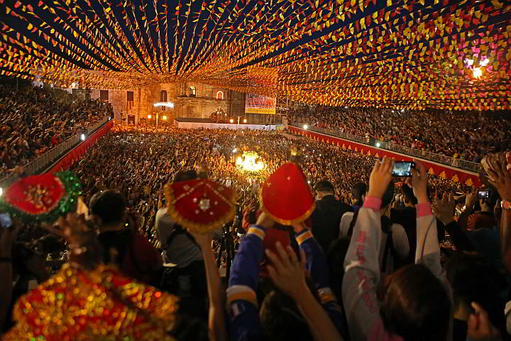 Day one of the Fiesta Señor: All corners of the Pilgrim Center of the Sto. Niño Basilica are filled with devotees who wave their hands and religous images to greet the entry of the carroza bearing the icon of the Holy Child after a dawn “Walk With Jesus.” (CDN PHOTO/ JUNJIE MENDOZA)
