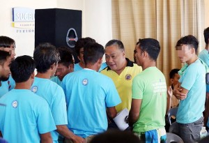 Cebu Gov. Hilario Davide III huddles with rescued fishermen at Sugbutel after a press conference in Cebu City.  (CDN PHOTO/JUNJIE MENDOZA)