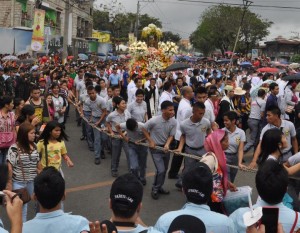 Volunteers and police escort the image of the Senyor Sto. Niño during last Saturday’s solemn procession. (CDN PHOTO/ JUNJIE MENDOZA)