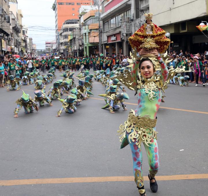 Carreta Elementary School impresses spectators in downtown Cebu City in the Sinulog sa Kabataan sa Dakbayan parade in this file photo taken on January 2015.