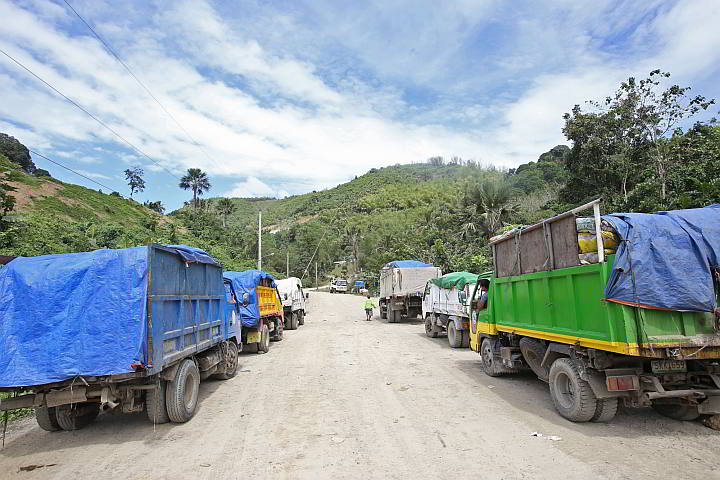 Barangay trucks are finding it difficult to travel from Cebu City to a private landfill in Consolacion town to dispose of their garbage on a regular basis. (CDN PHOTO/ JUNJIE MENDOZA)