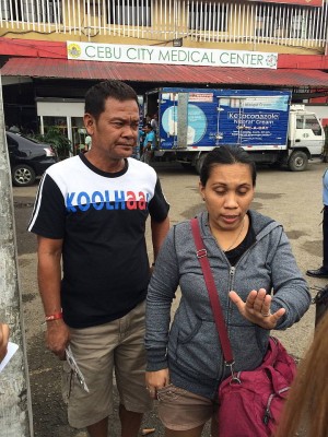 aggravated grief. Golddy Siton-Yuson (left) with  husband Alfredo  expresses dismay over the handling of the human remains of a family member  taken to the CCMC morgue. (CDN PHOTO/JOSE SANTINO BUNCHITA)