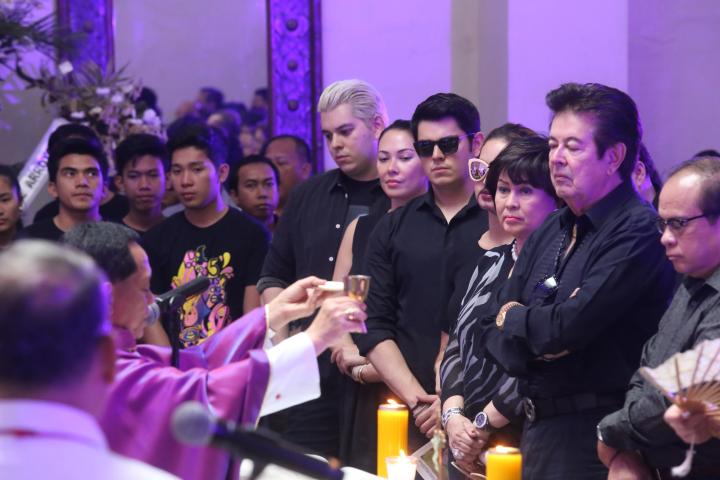 George Rama's younger sister, talent manager, Annabelle spoke of their close family ties. She attended with husband Eddie Gutierrez, daughter Ruffa and two sons. (CDN PHOTO/ JUNJIE MENDOZA)