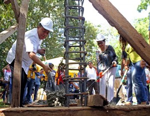 Cebu Gov. Hilario Davide III and Vice-Gov.Agnes Magpale pour cement for the groundbreaking of the Provincial Womens Crisis Center in Sudlon, Lahug.  (CDN PHOTO/LITO TECSON)