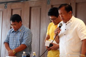SEEKING DIVINE GUIDANCE. Talisay City Mayor Johnny delos Reyes (right) prays after the press conference together with his son, City Administrator John Yre delos Reyes (center) and Councilor Val Elanan. (CDN PHOTO/TONEE DESPOJO)