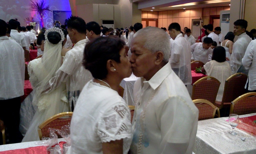 SEALED WITH A KISS .Couple Justina Angcon, 63, and Norberto Panci-Panci, 67, seal their union with a kiss during the mass wedding sponsored by Pag-IBIG Fund yesterday.  They are the  oldest couple among the 227 pairs who joined the annual Kasalan ng Bayan at J-Centre Mall in Mandaue City. (CDN Photo/ Norman V. Mendoza)