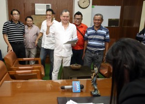 Bobby Nalzaro, with his lawyers in tow, swears under oath to the authenticity of his signature on his  counter-affidavit  to Provincial Prosecutor, Pepita Jane Petralba.  (CDN Photo/Junjie Mendoza)