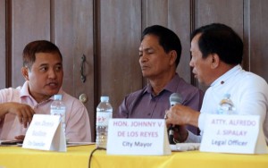 Joy Tumulak (left), operations chief  of CITOM visit Talisay City mayor Johnny De los Reyes (right) to ask for help in stopping colorum vehicles from Talisay City using the South Coastal Road to Cebu City.(CDN PHOTO/JUNJIE MENDOZA)