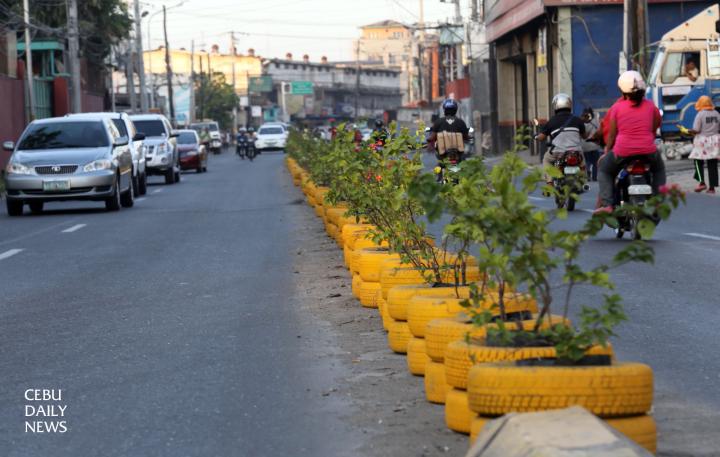 The spare tires lined up at the traffic island of MJ Cuenco. (CDN PHOTO/ JUNJIE MENDOZA)