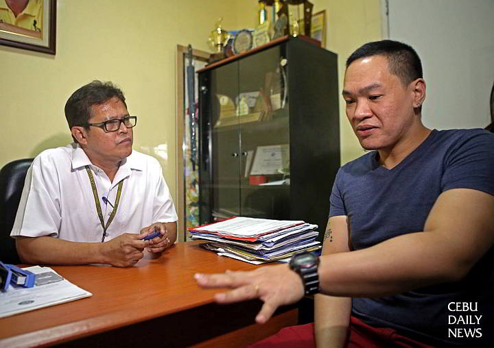 Dave Say Horca, a call center agent went to the office of LTFB-7 to file his complaint against a cab driver of SD taxi. (CDN PHOTO/ LITO TECSON)