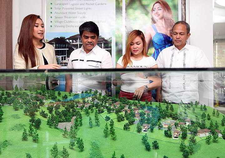 Arli Arenas-Vergara, Paramount Property Ventures Inc. (PPVI) sales and marketing head (left),  with other PPVI executives shows a scale model of its upcoming project Francesca Highlands in  Minglanilla town, southern Cebu.  (CDN PHOTO/Tonee Despojo)