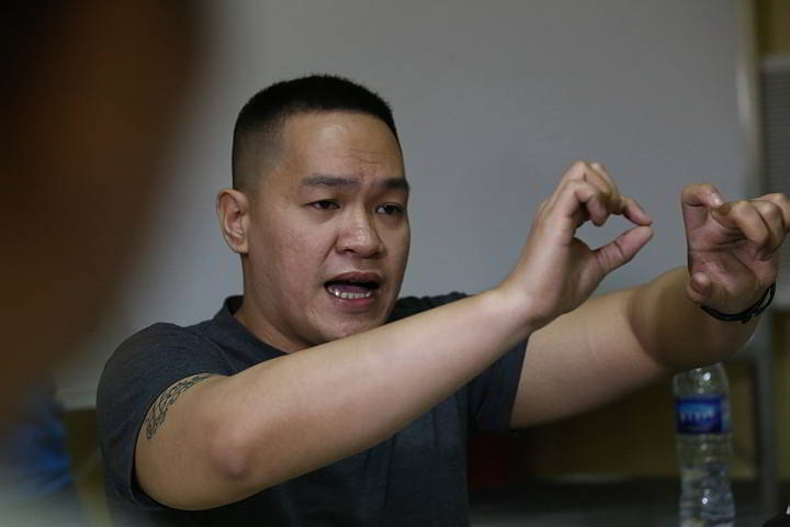 Call center  Dave Say Horca shows how he took a photo of the cab after he and his spouse  were allegedly shouted at and threatened with a knife for asking for the P10 discount on the flag down rate. (CDN PHOTO/ JUNJIE MENDOZA)