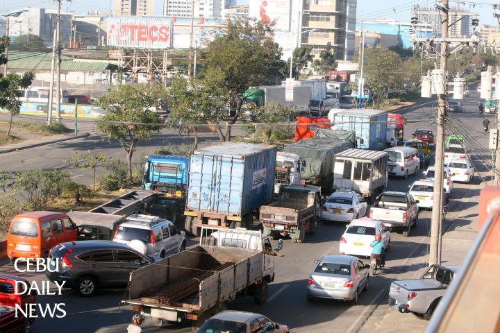 LONG WAIT. Motorists have to deal with heavy traffic along Ouano Avenue at the Mandaue City Reclamation Area due to rerouting for a road concreting project along. S. Osmena road, Cebu City. Work is supposed to be completed on March 31. (CDN PHOTO/ TONEE DESPOJO)