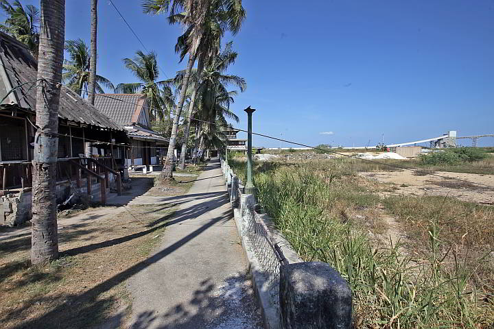 Abandoned cottages and empty  backfilled land are features of the idle 25-hectare  Balili estate purchased for P98.9 million by the Cebu provincial government in 2008. The court ordered last week part of the payment refunded.  (CDN PHOTO/JUNJIE MENDOZA)