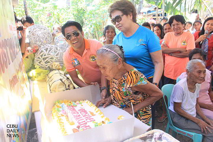Faustina Labarejos, 100, of barangay Canjulao takes a deep breath before blowing the candles of her birthday cake.(CDN PHOTO/ NORMAN MENDOZA)