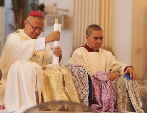 Cebu Archbishop Jose Palma (left) mixes a pot of oil that will be used by priests in administering the sacraments of baptism, confirmation, anointing of the sick and holy orders during the Chrism Mass at the Cebu Metropolitan Cathedral. (CDN PHOTO/TONEE DESPOJO)