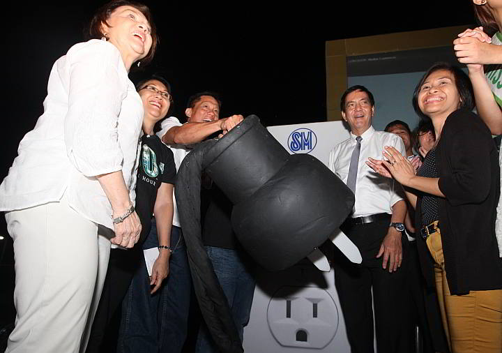 A giant plug and outlet signal the 8:30 p.m. switch off for Earth Hour with Cebu City Mayor Mike Rama Councilors Margot Osmena, Nida Cabrera and Nestor Archival and Sherry Tuvilla, SM regional operation manager in a cermeony at the mall. (CDN PHOTO/TONEE DESPOJO)