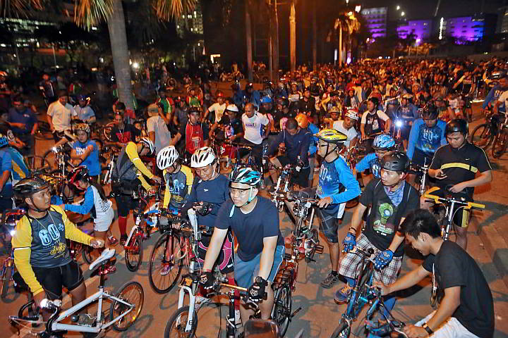 About 5,000 bicycle enthusiasts gather for the start of the Earth Hour Night Ride at the Cebu IT Park.  (CDN PHOTO/JUNJIE MENDOZA)