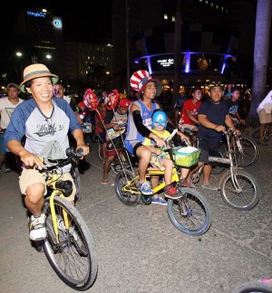 A father and son in costume share a bike as they join around 5,000 cyclists in Saturday’s Earth Hour Night Ride around Cebu City. (CDN PHOTO/JUNJIE MENDOZA)