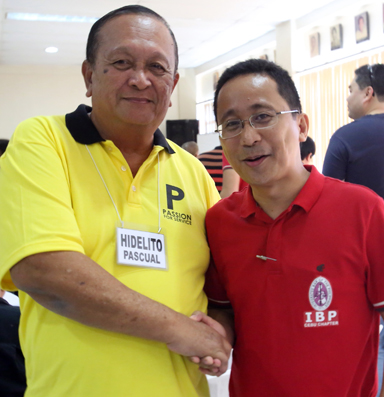 Lawyer Hidelito Pascual (left) new president of the Integrated Bar of the Philippines (IBP) Cebu City chapter  congratulates his counterpart  Gonzalo Malig-on Jr.  who now heads the IBP province  chapter  after their election at the IBP building in the Capitol compound. CDN PHOTO/JUNJIE MENDOZA