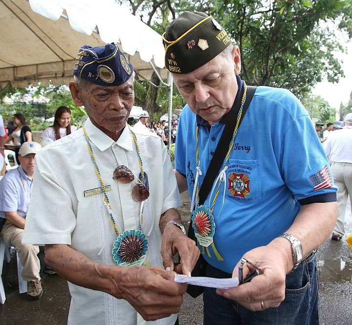 WWII Filipino veteran Nestor Palconet 91 (left) and Terry Davenport, a US veteran, at the  commemoration of the 70th anniversary of the  Talisay Landing. (CDN PHOTO/JUNJIE MENDOZA)