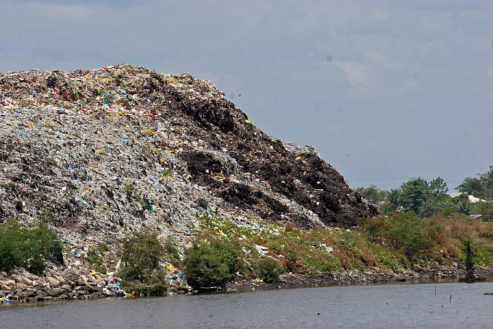 Piles of garbage at the Inayawan landfill. (CDN PHOTO/ TONEE DESPOJO)