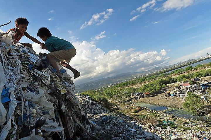 Children play at the edge of the pile of garbage at the Inayawan landfill. (CDN PHOTO/ TONEE DESPOJO)