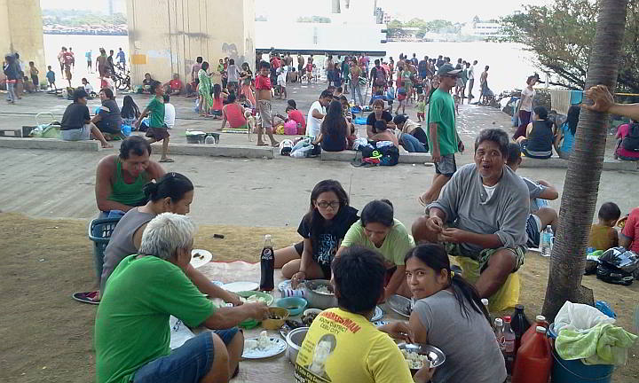 Generoso Pobadora’s family has a picnic at the grounds of the Mandaue Bridge Park.  (CDN Photo/Norman Mendoza)
