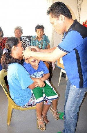 Juan Paraiso attends to one of his patients.  (CDN Photos/Christian Maningo)