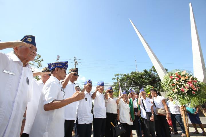 World War II veterans salute after offering flowers in front of the Cebu Veterans Memorial Monument in Plaza Indpendencia during the 73rd Araw ng Kagitingan. (CDN PHOTO/ JUNJIE MENDOZA)