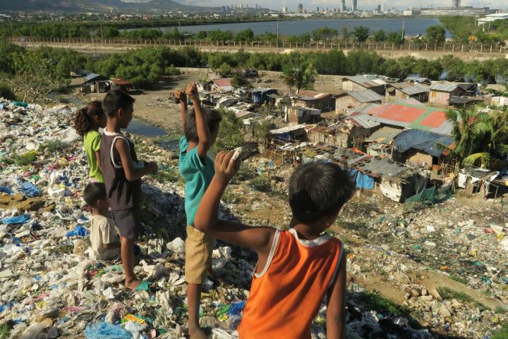 Children climb heaps of garbage that reach 20 meters high in the Inayawan landfill. Will they and their neighbors below be ready to move out today as ordered by Mayor Michael Rama? (CDN PHOTO/ TONEE DESPOJO)