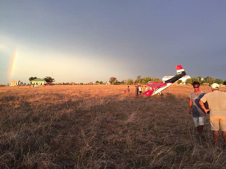 Curious onlookers mill around the Cessna plane which crashed in Sta. Fe last Saturday. (Contributed Photo)
