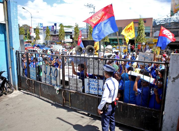 Piston members hold a rally in front of the Land Transportation regional office to protest the joint administrative order increasing the fines of traffic violations. (CDN PHOTO/ LITO TECSON)