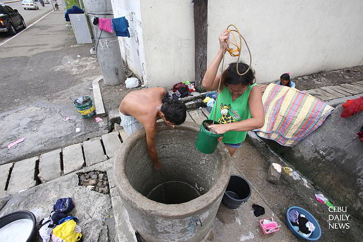 Residents of barangay San Roque in Cebu City draw water from a deep well on Palma Street, corner McArthur Boulevard due to low water pressure in this January 2015 photo. 
