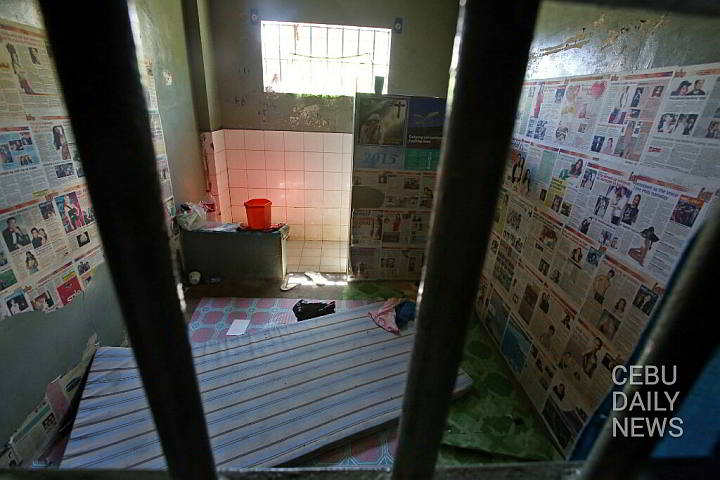 A foam mattress and walls bare, except for pages of Cebuano tabloids, are all that’s left in the isolation cell of Austalian inmate Hilton Reece Munro at the  Cebu provincial jai, where he awaited trial on charges of human trafficking and child abuse. He was found hanging lifeless with a cotton blanket tied around his neck and the other end tied  to the upper portion of one of the grill bars. (CDN PHOTO/JUNJIE MENDOZA)