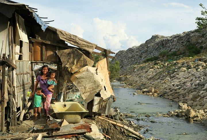 Cerelyn Lapaz and children make do with   shanty life in the Inayawan landfill where compacted garbage (right side) is part of the landscape.  (CDN PHOTO/TONEE DESPOJO)