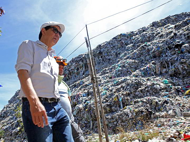  Cebu City Mayor Michael Rama visit’s the Inayawan landfill to witness the evacuation of  70 families who were told to move out immediately  because the site is a “danger zone” with its towering piles of garbage. (CDN PHOTO/ LITO TECSON)