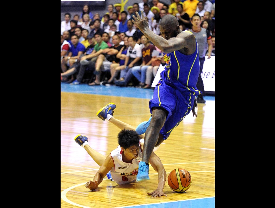 Ivan Johnson and the Talk ‘N Text Tropang Texters try to finish off Jireh Ibañez and the rest of the Rain or Shine Elasto Painters in Game 6 of the 40th PBA Commissioner’s Cup Best-of-7 Finals today at the Araneta Coliseum. (INQUIRER PHOTO)