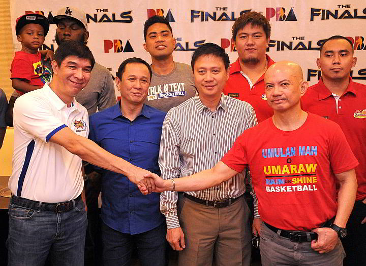 Rain or Shine coach Yeng Guiao (second from right) and Talk ‘N Text mentor Jong Uichico shake hands after a press conference at the Sambokojin Restaurant in Eastwood, Pasig. Joining them are PBA commissioner Chito Salud, PBA chairman Pato Gregorio and players from both teams.  (INQUIRER)