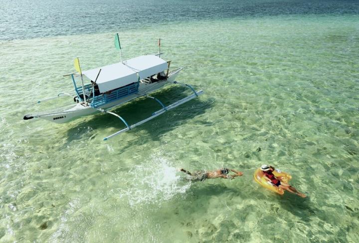 Crystal clear waters in the sandbar of Campalabo islet in Pinamungajan town is a little known summer escape. (CDN PHOTOS/ TONEE DESPOJO)