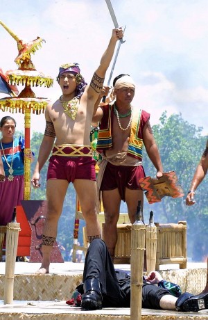 Actor Alfred Vargas played the role of chieftain Lapu-Lapu during the 2006 re-enacment of the  Kadaugan sa Mactan. (CDN FILE PHOTO)